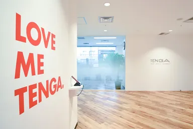 色や素材にこだわった広がりのあるエントランス