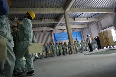 工事中の現場を見学している様子