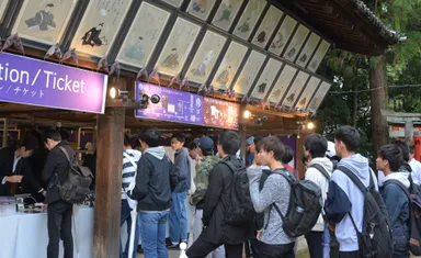 グッズ売り場に並ぶ大勢のファン