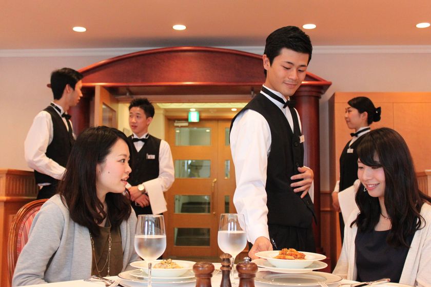 学生によるレストラン営業！
ホテル学科「Ｆ＆Ｂサービス演習」を実施