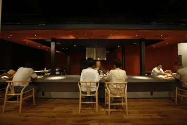 ライブキッチンで出来立て料理を