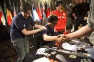 ポーランド代表チームと握手を交わす日本代表チーム