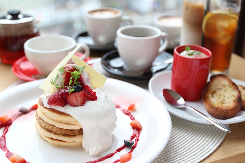 NYスタイルのカフェ「カフェ クッチーナ&カンパニー」
乾杯アルコールドリンクとパンケーキを味わう
クリスマスプランが登場!!