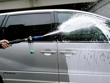 クリーミーできめ細かい泡で洗車できる「フォームランス プラス」