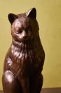 レザーアーティスト　本池 秀夫 皮で作られた作品は、なめらかなフォルムと味わい深い色合いが特徴。床の間に佇む猫がお待ちしています。
