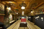 会場となる「百段階段」は、昭和10年に建てられた目黒雅叙園旧3号館。『昭和の竜宮城』と謳われた当時の様子を今に伝える東京都指定有形文化財。