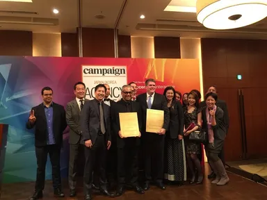 受賞式でのジャック・ミックル（中央右）とアジャブ・サムライ（中央左）