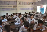 中学校で学ぶ寺子屋卒業生たち(カンボジア)