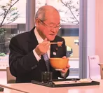 料理を試食する鈴木大臣