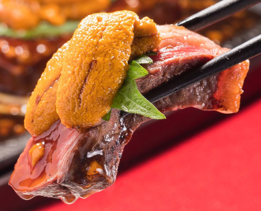 【おすし屋さん超えのボリューム！うに60gをトッピング】
　希少部位「ステーキ」×「うに」のフォトジェ肉が登場