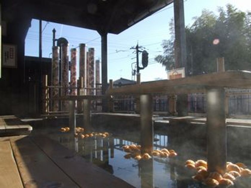 ～嵐山駅で冬至を体感～
嵐山温泉「駅の足湯」でゆず湯を行います