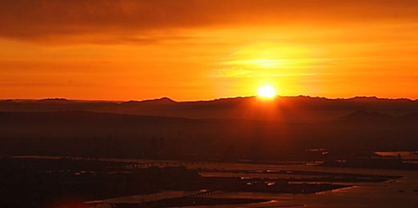2018年の初日の出を六甲山で見よう！
六甲ケーブルでは1月1日（月・祝）に早朝特別運転を実施
展望スポット「TENRAN CAFE」ではあったかメニューをご用意