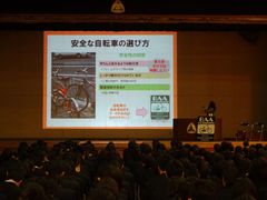 ＜自転車の安全利用促進委員会レポート＞交通事故が最も多い12月。学生による自転車事故も相次いで発生！船橋法典高等学校で全校生徒696名を対象に交通安全教室を実施。加害者にならないためには、メンテナンスと事前の危険予測が最も重要！