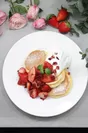 「薔薇と国産いちごのパンケーキ」3