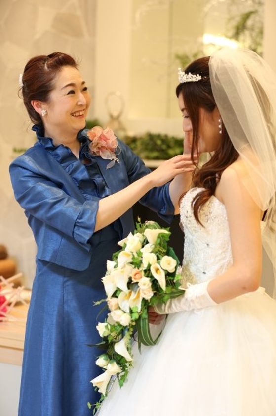 これからの結婚式は“お母さんもドレス”の時代に！～服装に悩みがちな新郎・新婦のお母さんを応援するMama’s Dressが、新規プロモーション