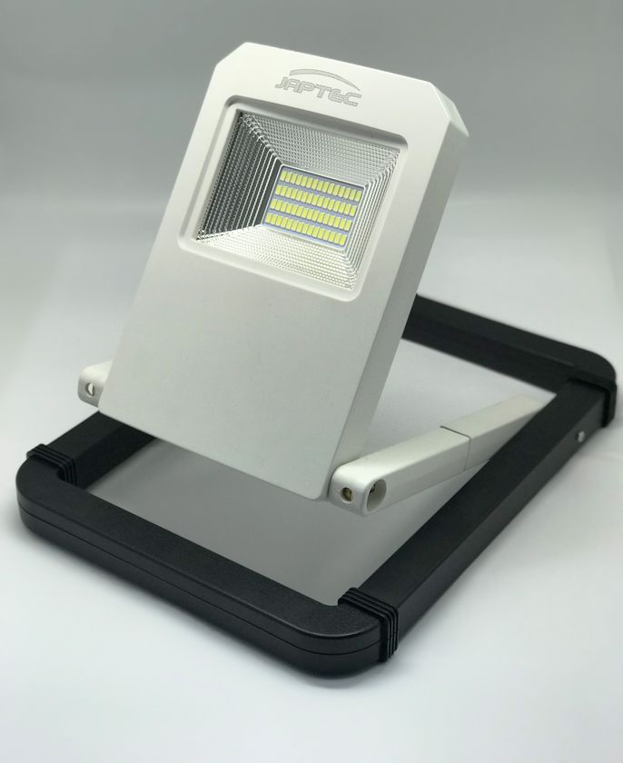 レジャーだけでなく災害時にも役立つLEDライト発売　
～ リュックにも入る薄型・軽量・コンパクトサイズ ～