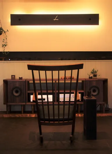 ロッキングチェアとスピーカー