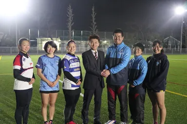 千葉ペガサス選手・コーチとケイズグループ代表取締役 小林 博文との調印の様子