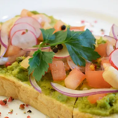 アボカドとエビのタルティーヌ