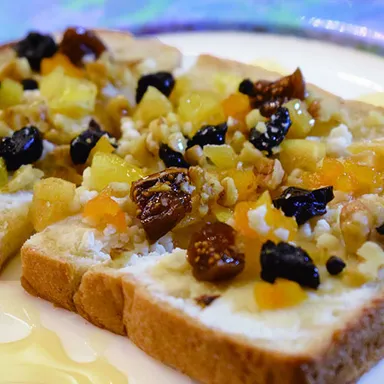 リコッタチーズとドライフルーツのタルティーヌ