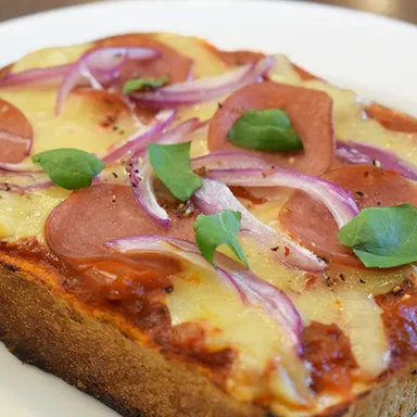 トマトバジル＆サラミピザトースト