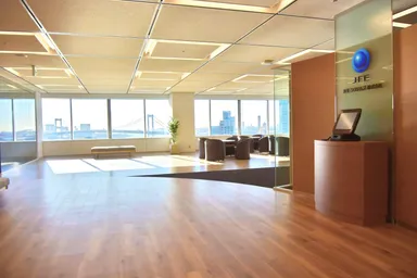 東京ベイエリアを望む、木目調を基調とした受付エリア