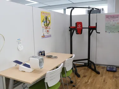血圧計、体脂肪計、ぶら下がり健康器が設置されたヘルスアップコーナー