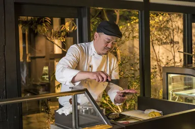 シェフが目の前焼き上げるライブ感