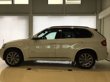 白に統一されたお洒落な工場