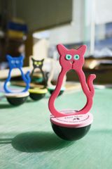 お部屋のインテリアにも！カラフルな猫がドアをとめる『ネコストッパー』を2月より販売開始