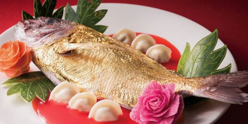 もうすぐ春節！訪日中国人旅行客にもぜひ
金箔をまとった“金の祝い鯛”
2018年2月15日（木）より大阪新阪急ホテル「オリンピア」に登場