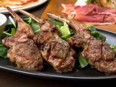 名物かぶりつきラムチョップ