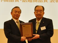 昨年「ヒット商品大賞」を受賞した第一三共ヘルスケア社長の西井 良樹氏(左)とドラッグマガジン社長の安藤 俊仁