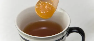 マンゴージャムを紅茶に混ぜます