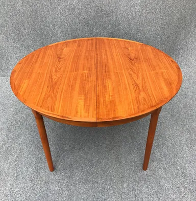 職人の技が活きた機能的なテーブル