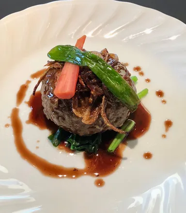 あしきた牛のハンバーグサラダ玉ねぎのフリット添え(八代)