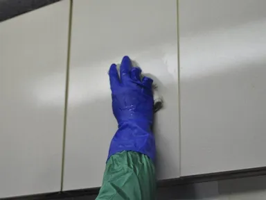 高所にある吊戸棚