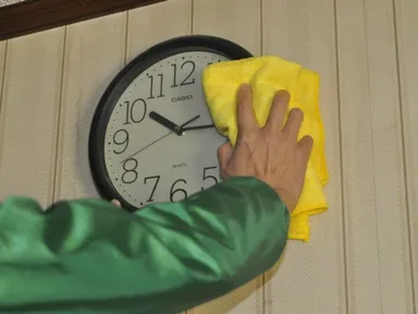 時計にもいつの間にかホコリが…