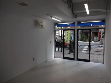 中から通りを見たらこのように見えます