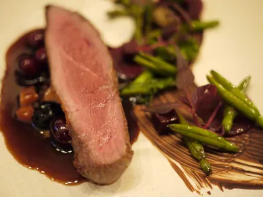 マグレ鴨のロースト　チョコで濃度をつけたマデラソース