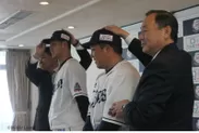 会見写真3：(左から)渡辺SD、高橋光成投手、横尾社長、山川穂高選手、居郷社長