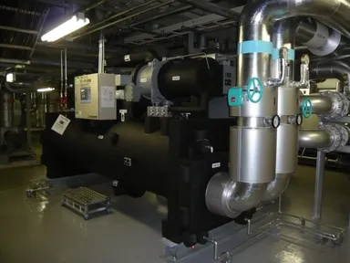 本社に導入した高効率ターボ冷凍機