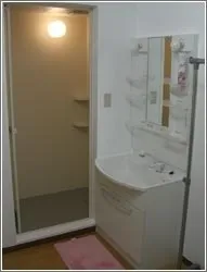 シャワーと洗面台を完備