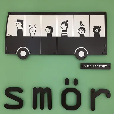 スム―は人気陶芸作家の小堤晶子さんの作品とコラボしています