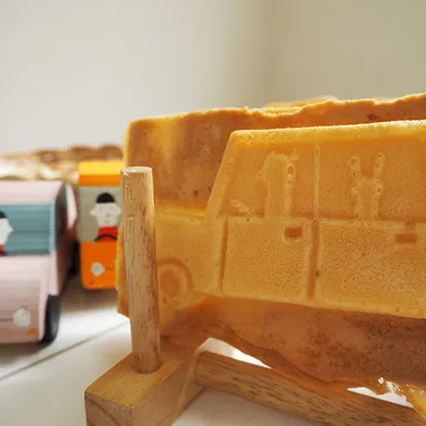 スム―は人気陶芸作家の小堤晶子さんの作品とコラボしています