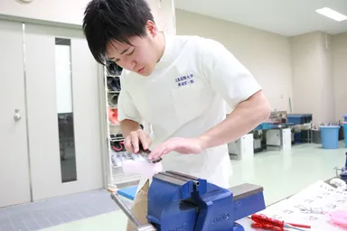 義足の基になる石膏をミリ単位で削り調整