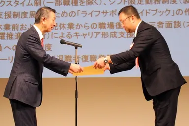 篠田新潟市長（左）より表彰状の授与