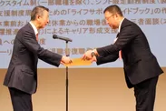 篠田新潟市長（左）より表彰状の授与
