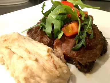 牛ホホ肉のワイン煮込み