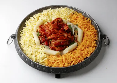 「ネスタルチーズタッカルビ」　NESTALと言えばこれ！大人気チーズタッカルビ、名古屋でいち早く提供